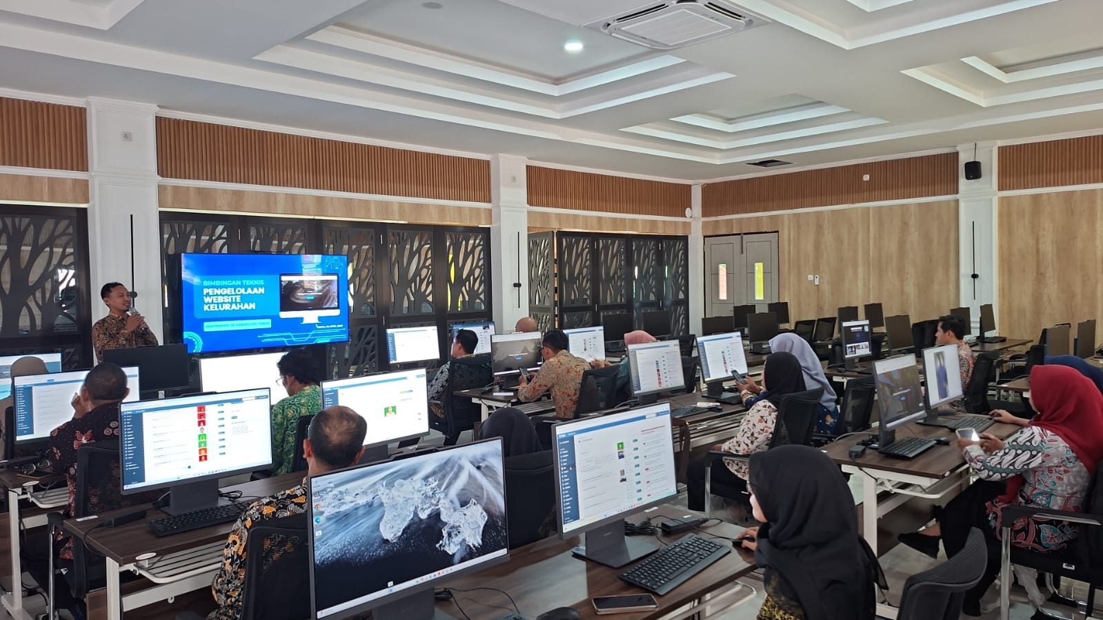 BIMBINGAN TEKNIS PENGELOLAAN WEBSITE KELURAHAN