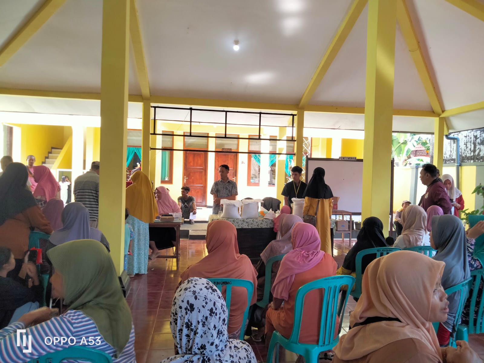 BULOG SALURKAN  BANTUAN PANGAN  UNTUK 450 KPM DI KELURAHAN KINGKING